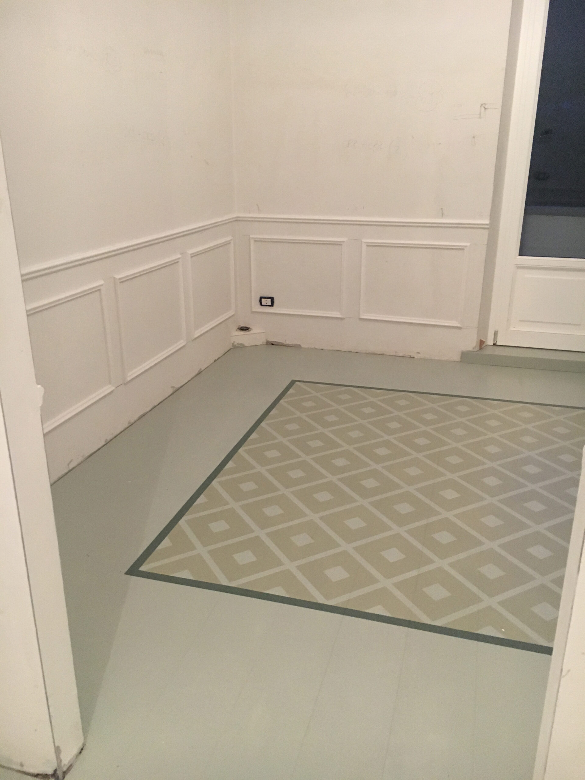 Geometrie sotto i piedi, pittura a pavimento