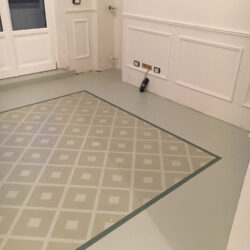 Geometrie sotto i piedi, pittura a pavimento
