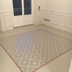 Geometrie sotto i piedi, pittura a pavimento