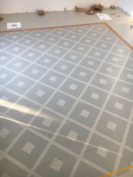 Geometrie sotto i piedi, pittura a pavimento