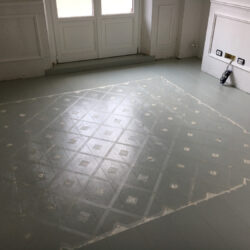 Geometrie sotto i piedi, pittura a pavimento