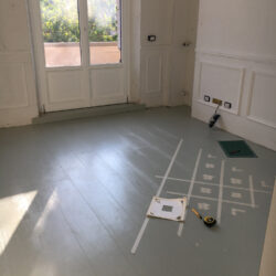 Geometrie sotto i piedi, pittura a pavimento