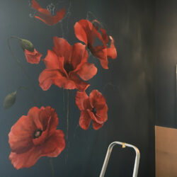 Papaveri nel blu, decorazione su parete