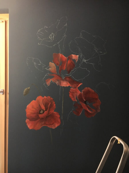 Papaveri nel blu, decorazione su parete